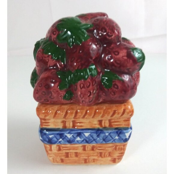 Vintage Basket Of Strawberries Salt & Pepper Shakers - Picture 3 of 11